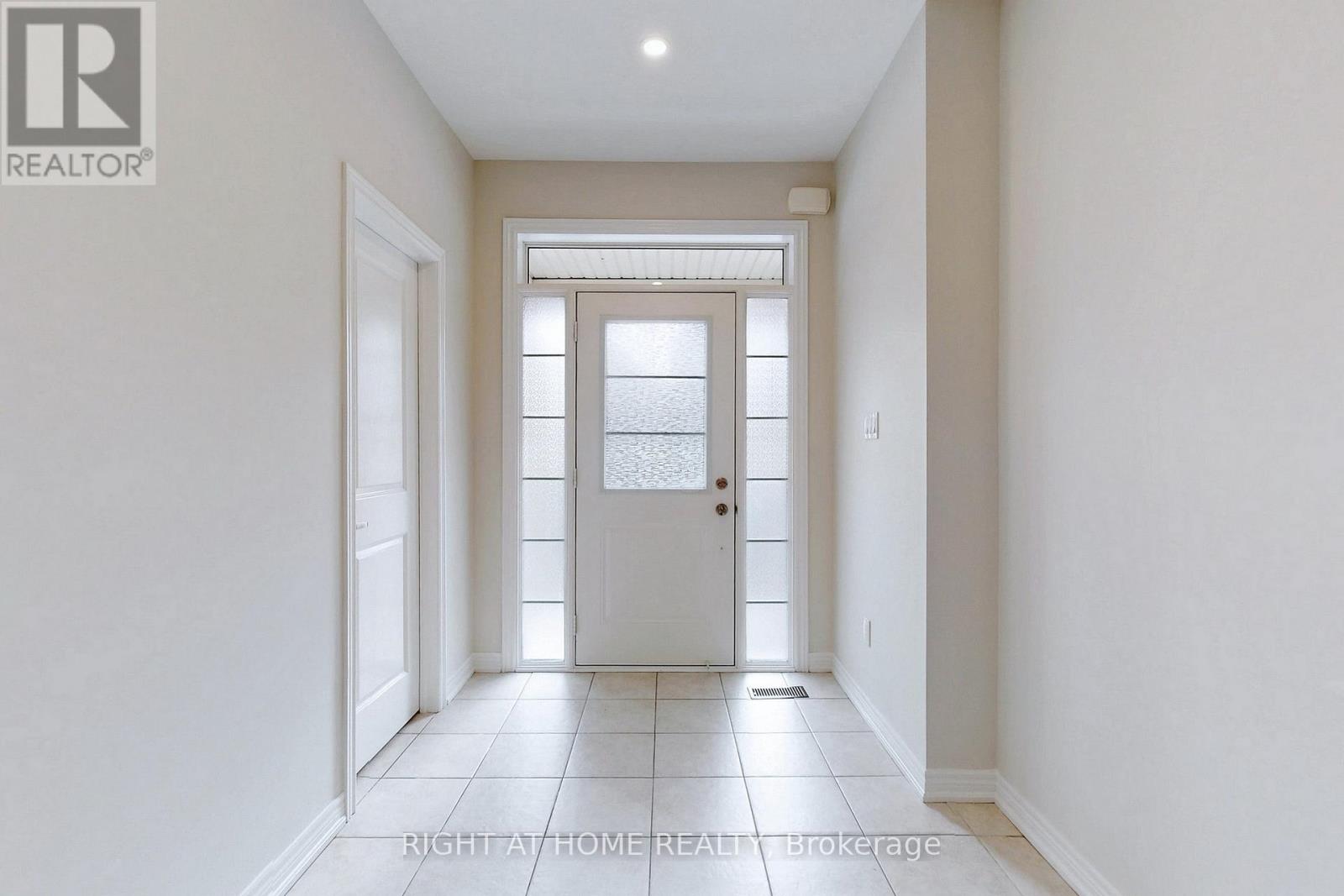 24 Frederick Pearson Street N, East Gwillimbury, Ontario  L9N 0R8 - Photo 2 - N12696012