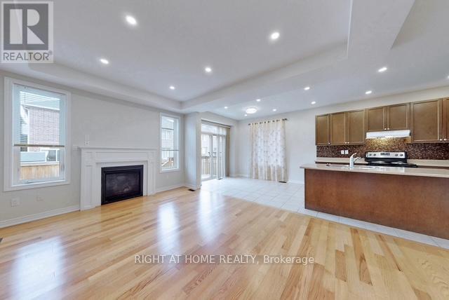 24 Frederick Pearson Street N, East Gwillimbury, Ontario  L9N 0R8 - Photo 3 - N12696012