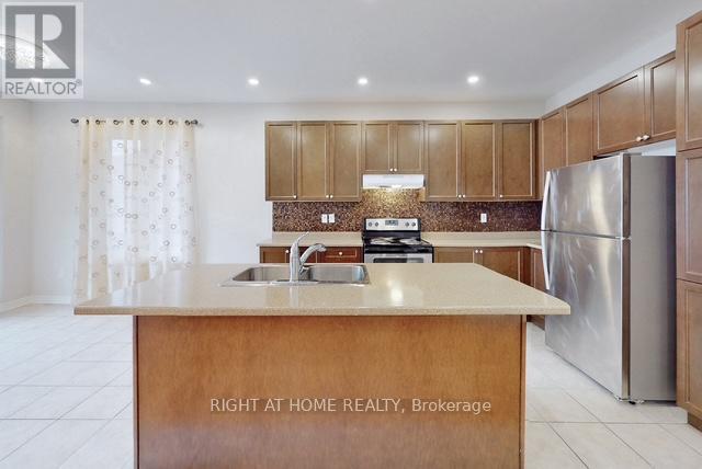 24 Frederick Pearson Street N, East Gwillimbury, Ontario  L9N 0R8 - Photo 5 - N12696012