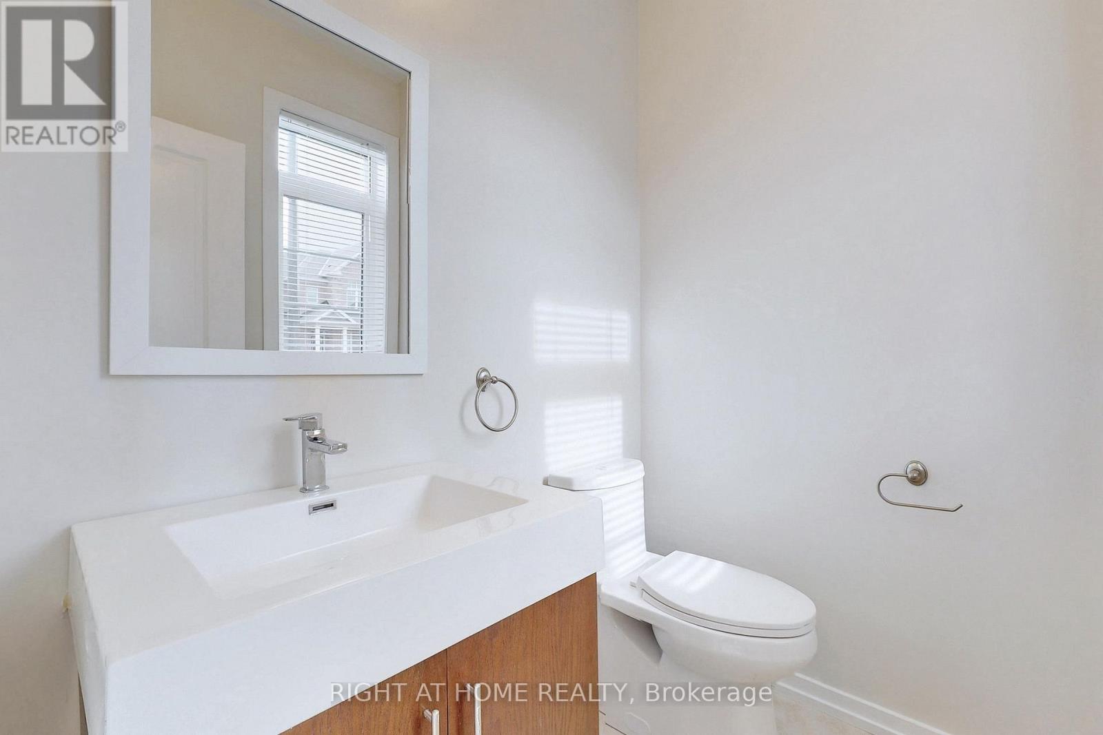 24 Frederick Pearson Street N, East Gwillimbury, Ontario  L9N 0R8 - Photo 7 - N12696012