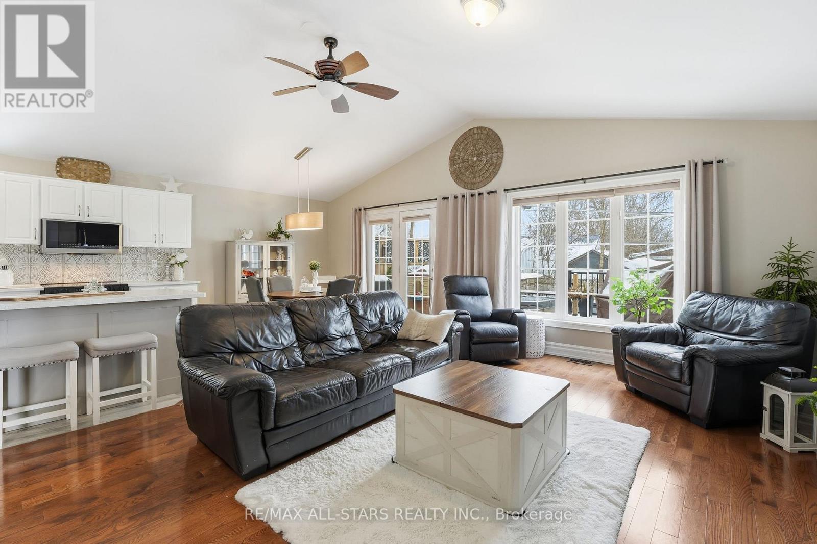 167 Silas Boulevard, Georgina, Ontario  L4P 2K2 - Photo 3 - N12696036