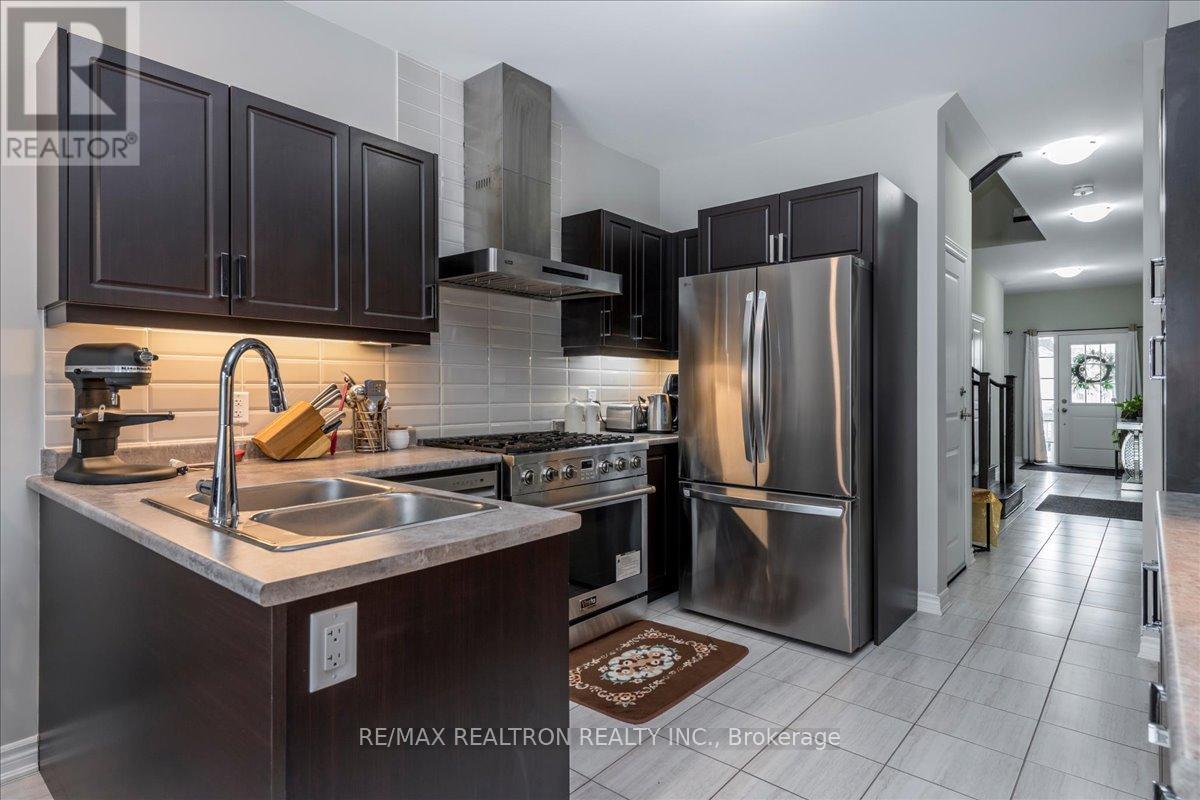 207 Cubitt Street, Clearview, Ontario  L0M 1S0 - Photo 13 - S12695924