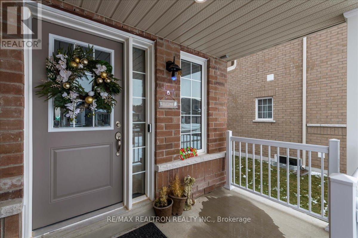 207 Cubitt Street, Clearview, Ontario  L0M 1S0 - Photo 2 - S12695924
