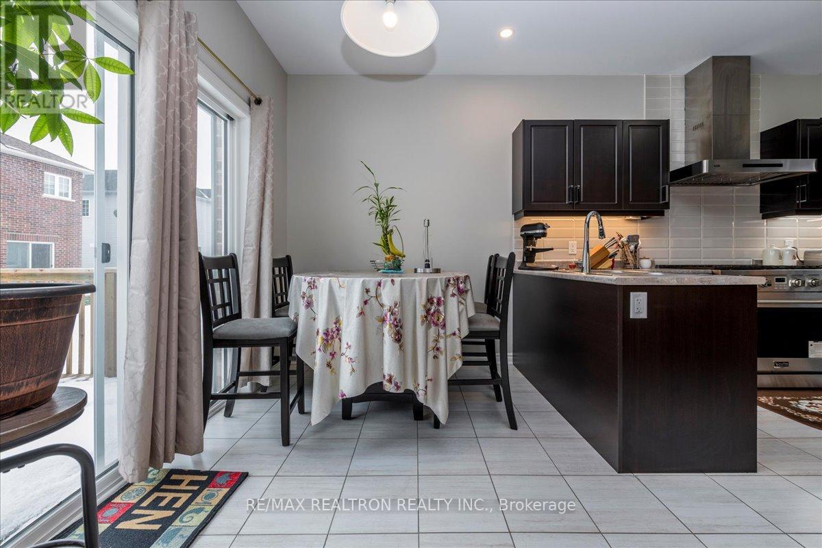 207 Cubitt Street, Clearview, Ontario  L0M 1S0 - Photo 9 - S12695924