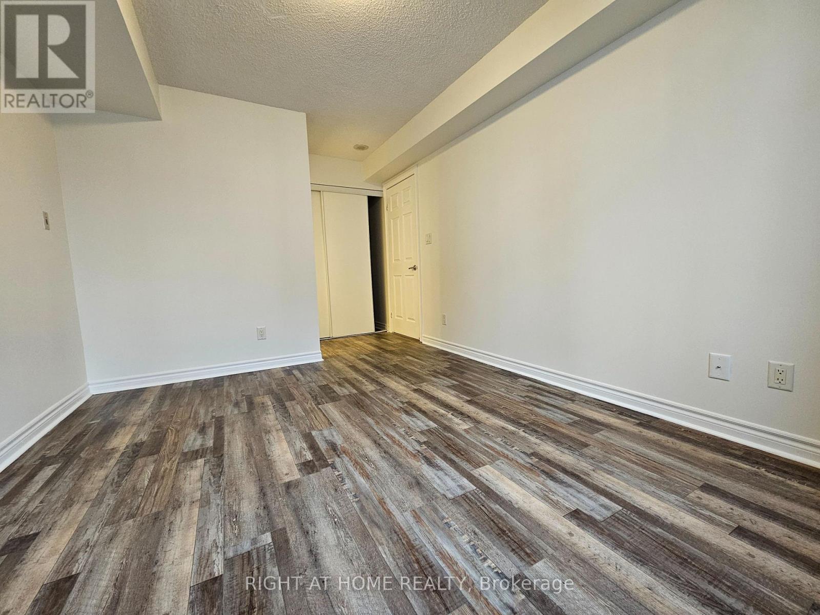 2318 - 3880 Duke Of York Boulevard, Mississauga, Ontario  L5B 4M7 - Photo 16 - W12695862