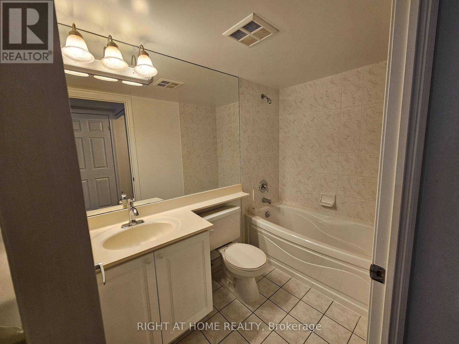 2318 - 3880 Duke Of York Boulevard, Mississauga, Ontario  L5B 4M7 - Photo 18 - W12695862