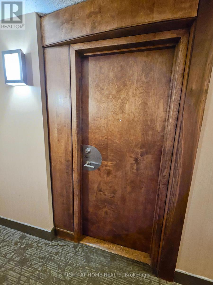 2318 - 3880 Duke Of York Boulevard, Mississauga, Ontario  L5B 4M7 - Photo 2 - W12695862