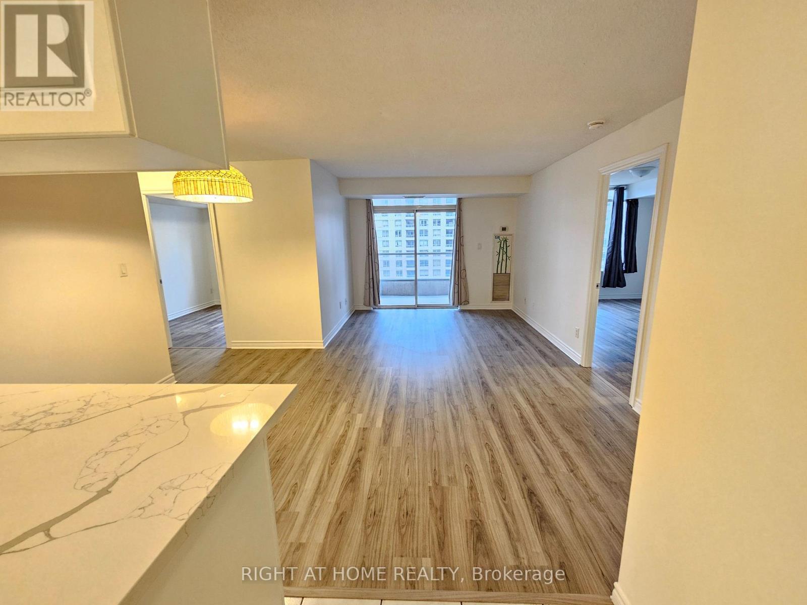 2318 - 3880 Duke Of York Boulevard, Mississauga, Ontario  L5B 4M7 - Photo 3 - W12695862