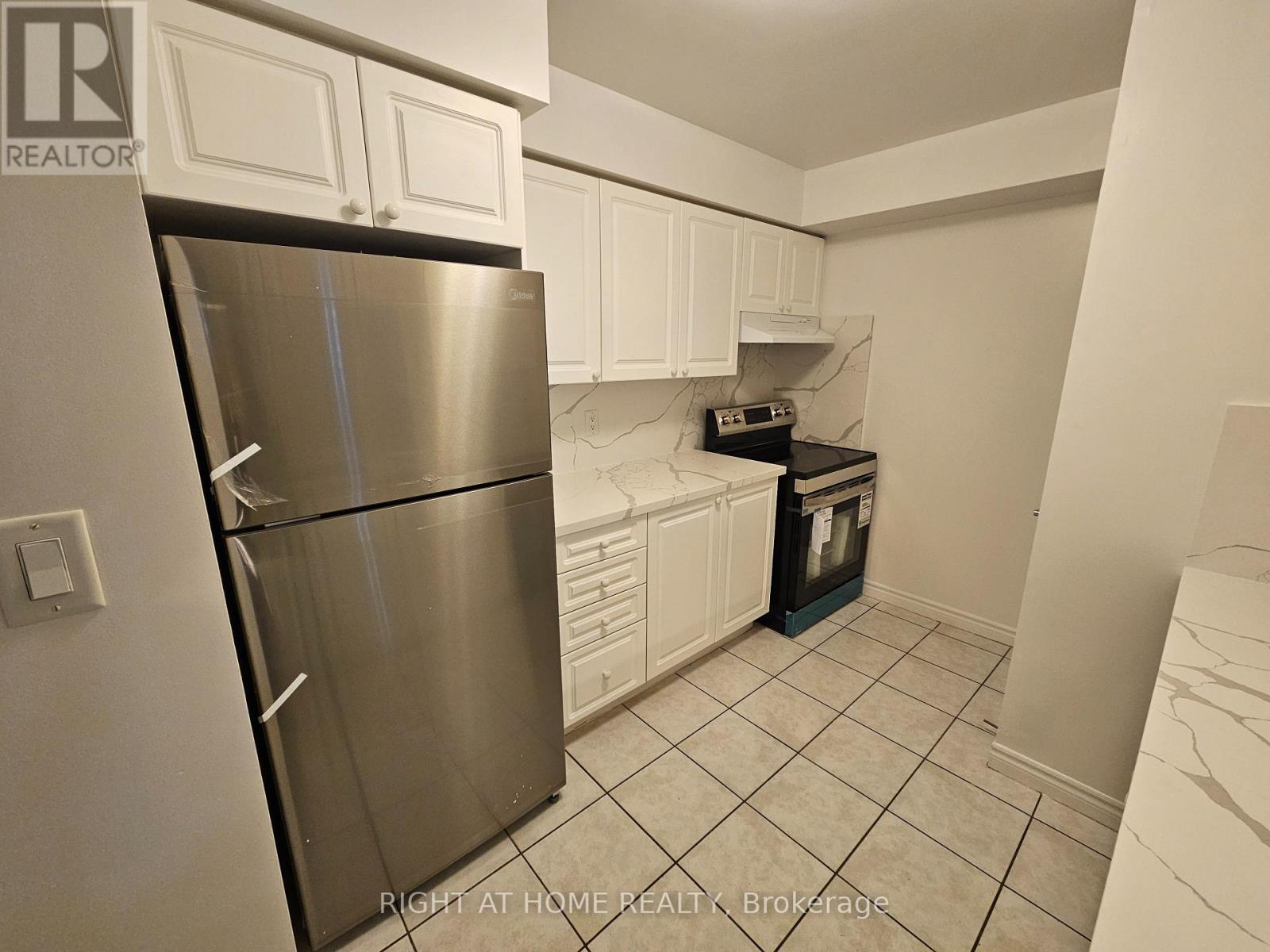 2318 - 3880 Duke Of York Boulevard, Mississauga, Ontario  L5B 4M7 - Photo 6 - W12695862