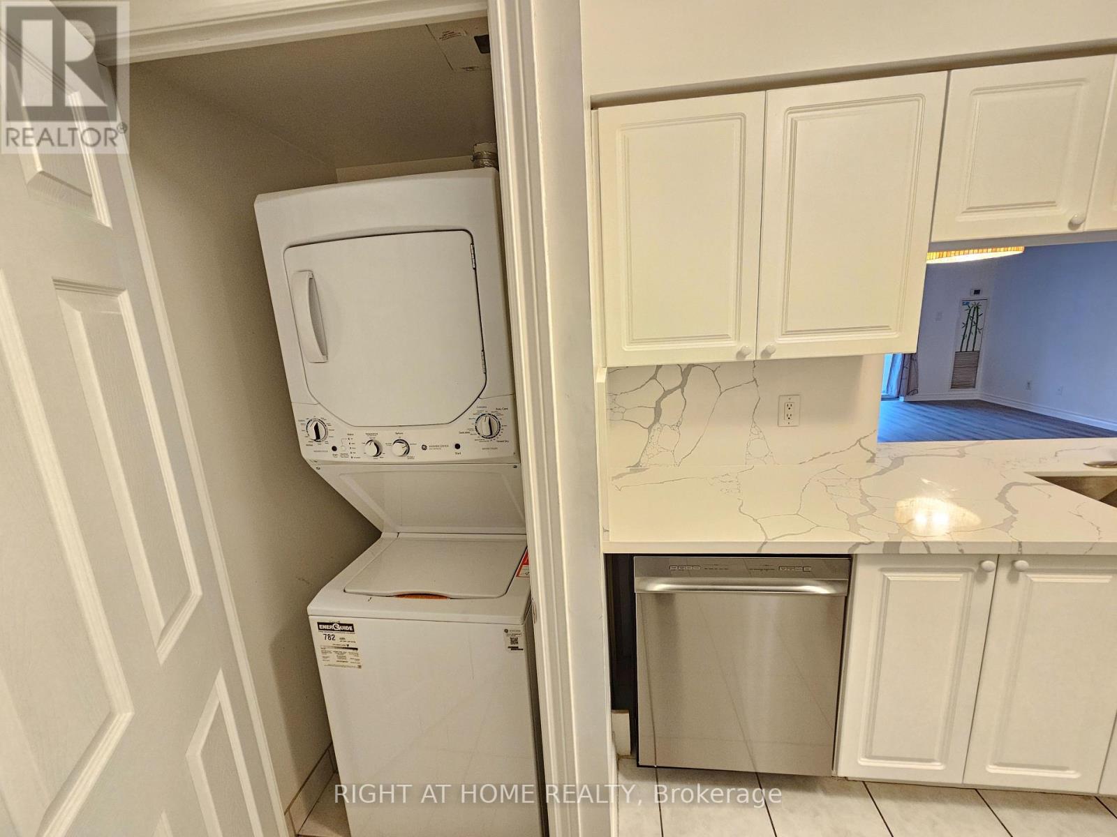 2318 - 3880 Duke Of York Boulevard, Mississauga, Ontario  L5B 4M7 - Photo 8 - W12695862