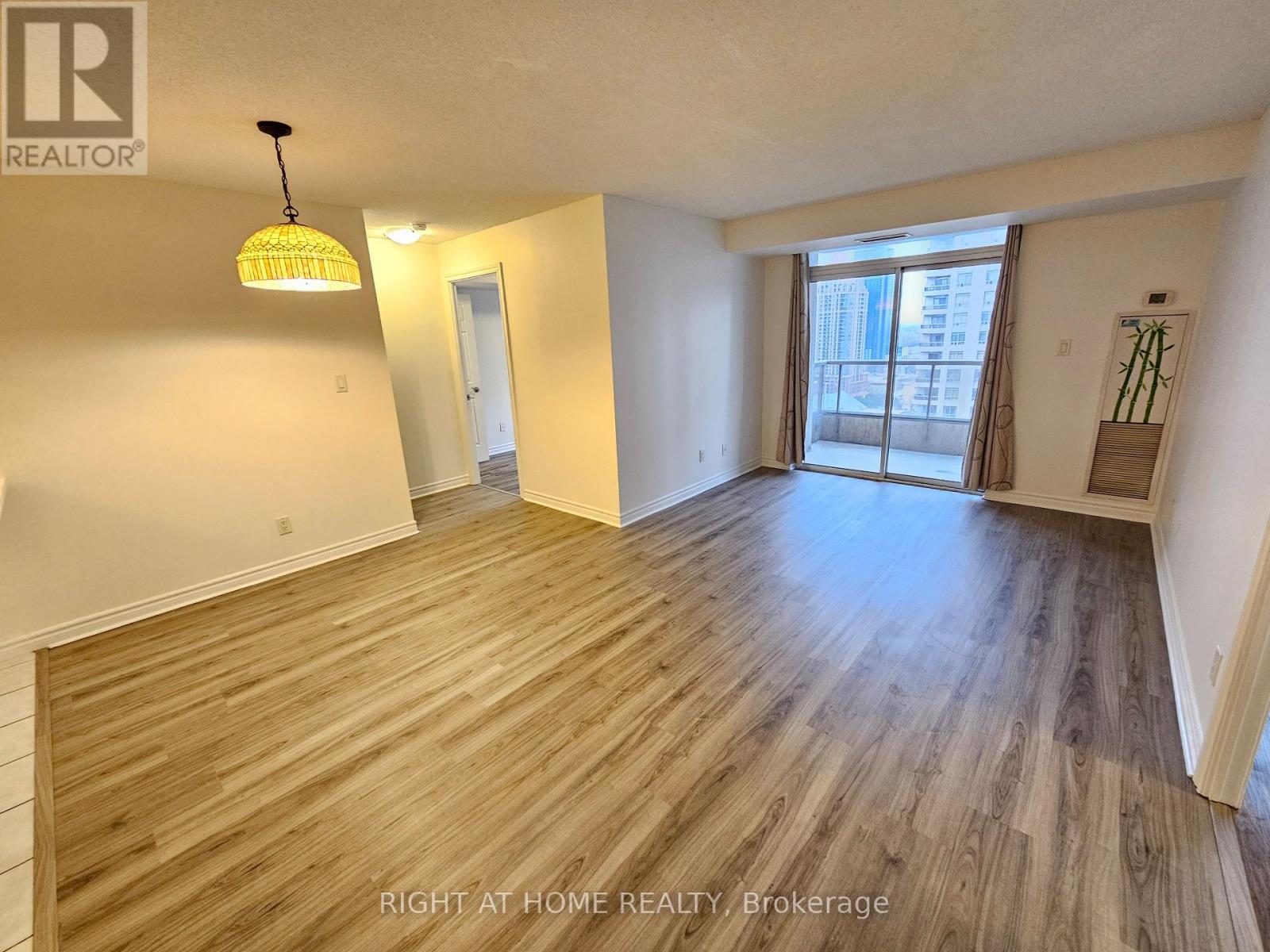 2318 - 3880 Duke Of York Boulevard, Mississauga, Ontario  L5B 4M7 - Photo 9 - W12695862