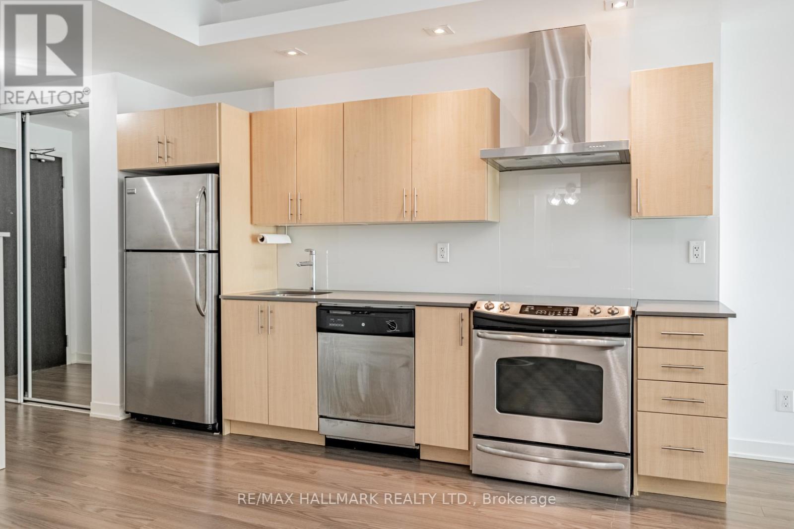 1034 - 165 Legion Road N, Toronto, Ontario  M8Y 0B3 - Photo 8 - W12696016