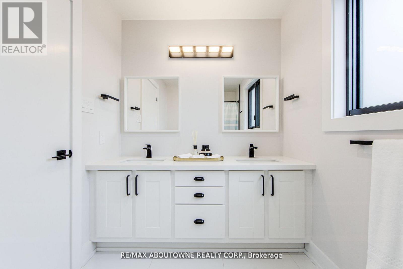 1319 Greeneagle Drive, Oakville, Ontario  L6M 2N1 - Photo 20 - W12696058