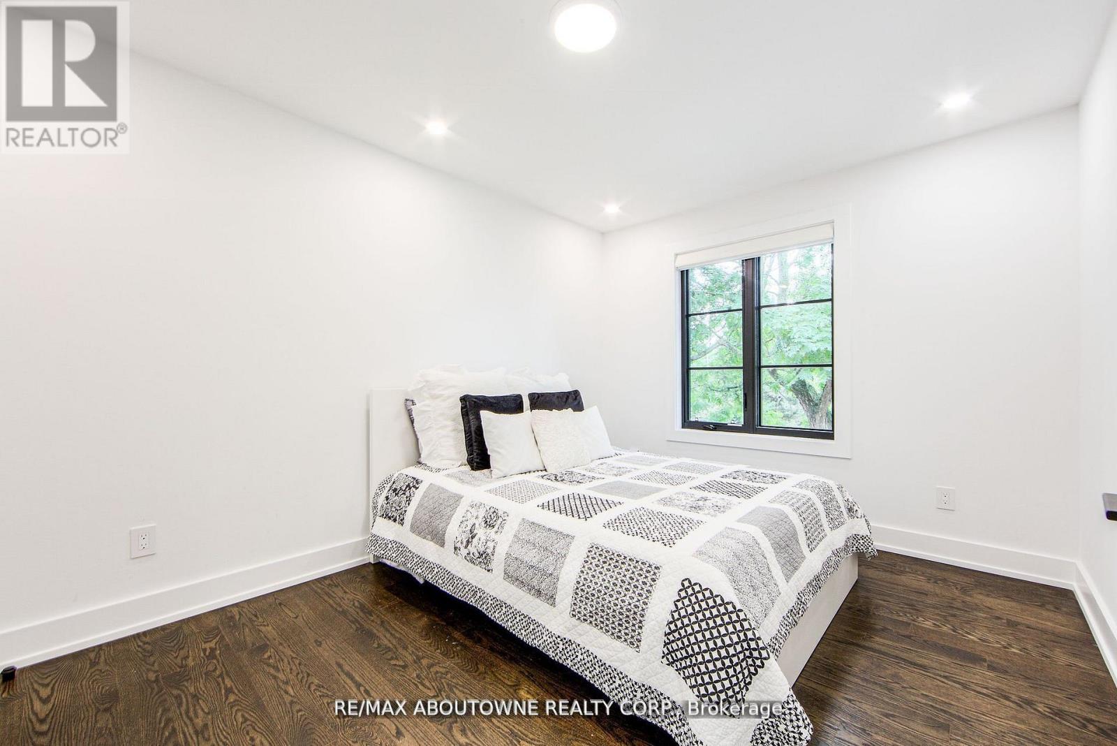 1319 Greeneagle Drive, Oakville, Ontario  L6M 2N1 - Photo 22 - W12696058