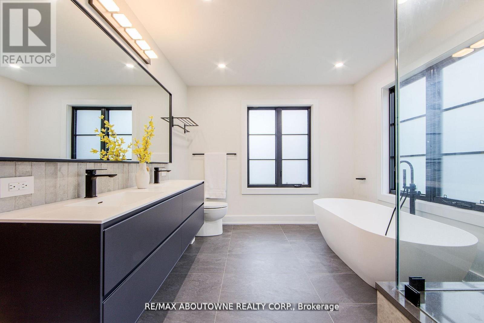 1319 Greeneagle Drive, Oakville, Ontario  L6M 2N1 - Photo 28 - W12696058