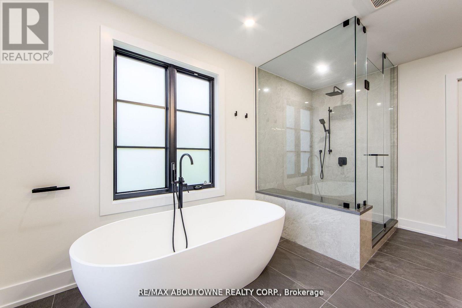 1319 Greeneagle Drive, Oakville, Ontario  L6M 2N1 - Photo 29 - W12696058