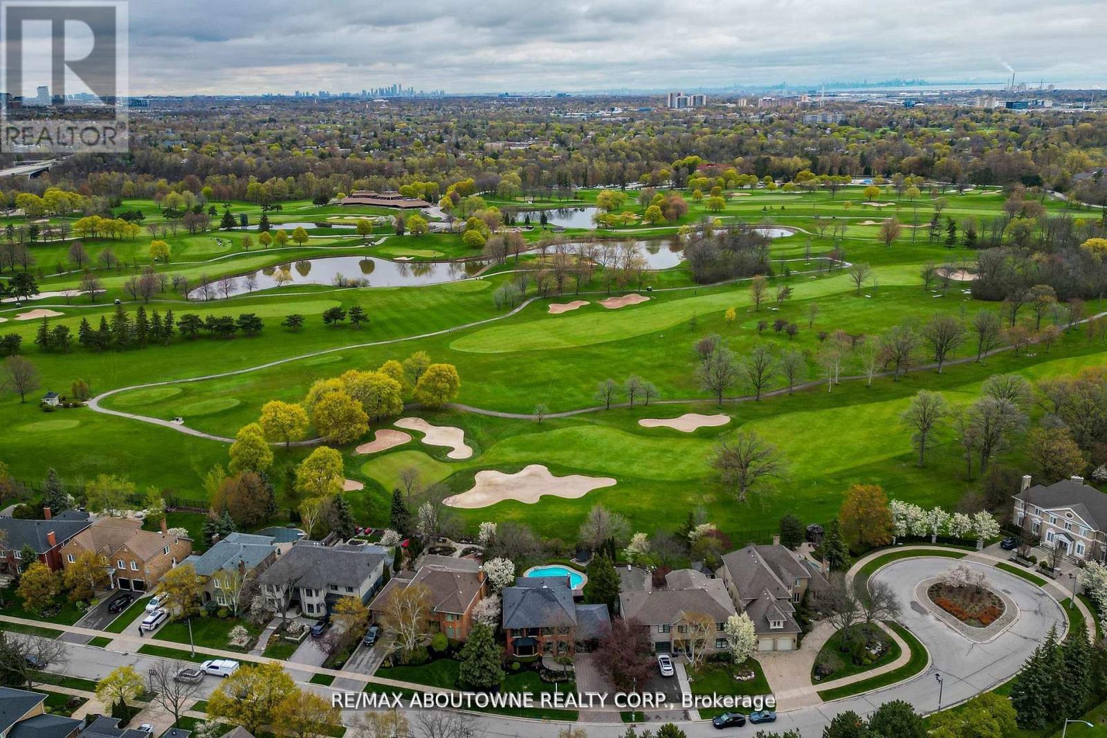 1319 Greeneagle Drive, Oakville, Ontario  L6M 2N1 - Photo 4 - W12696058