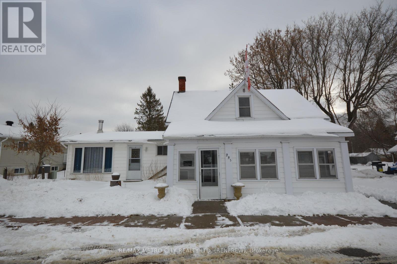 235 Renfrew Avenue W, Renfrew, Ontario  K7V 2Y7 - Photo 1 - X12696112