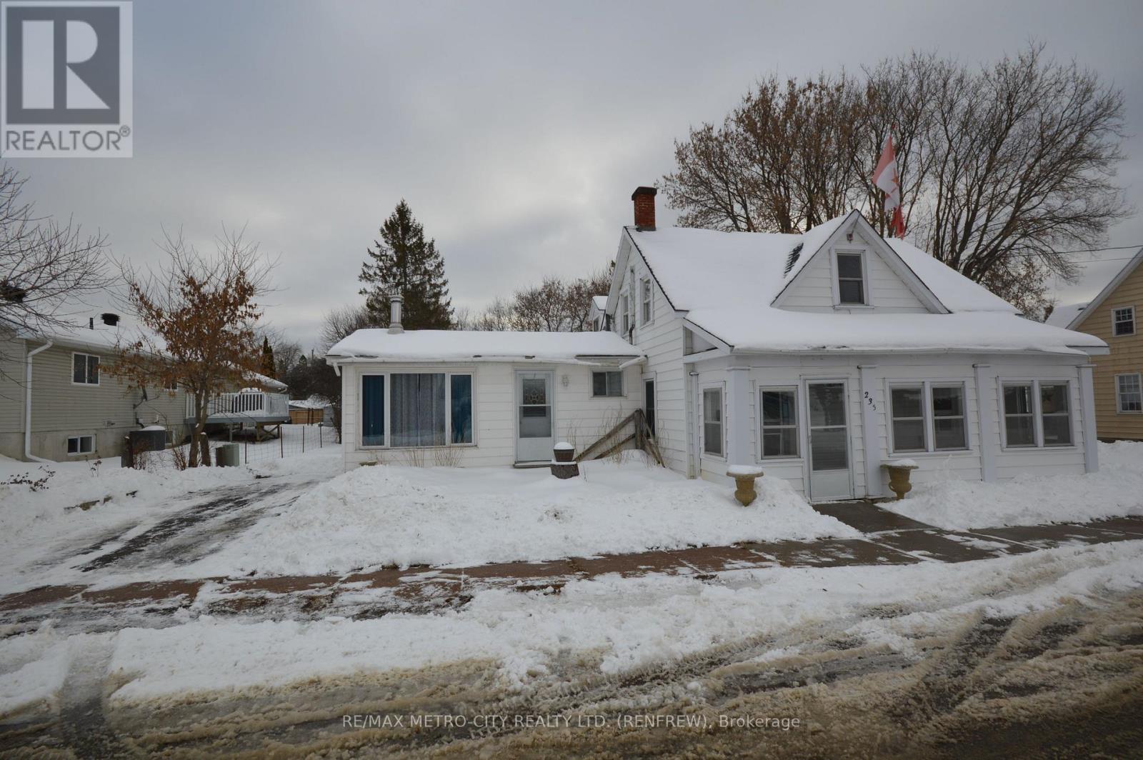 235 Renfrew Avenue W, Renfrew, Ontario  K7V 2Y7 - Photo 2 - X12696112