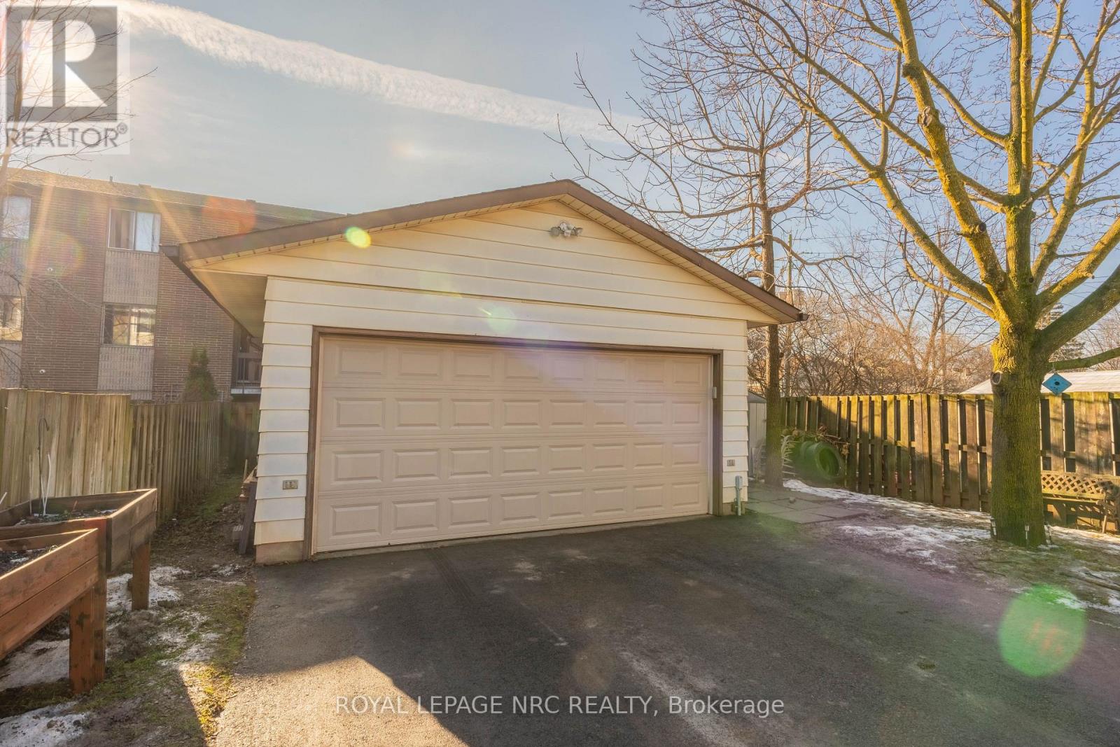 38 Dougherty Crescent, Welland, Ontario  L3C 6A1 - Photo 3 - X12696114