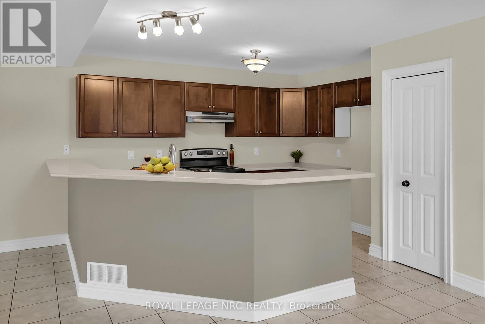 56 Queens Circle, Fort Erie, Ontario  L0S 1B0 - Photo 10 - X12696124