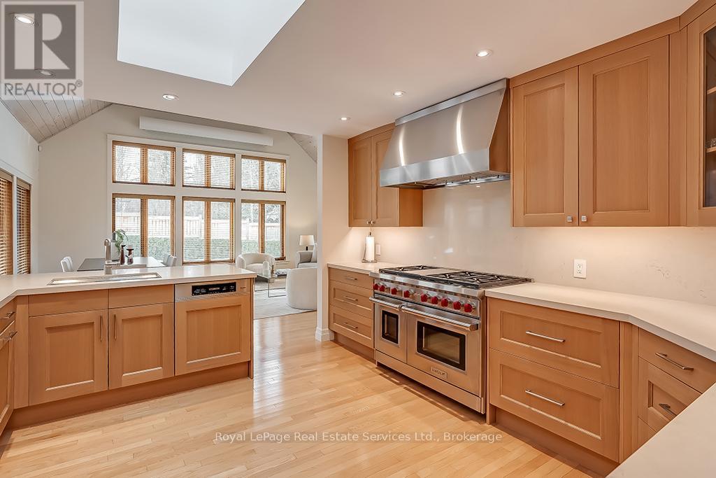 69 Allan Street, Oakville, Ontario  L6J 3M7 - Photo 7 - W12421337