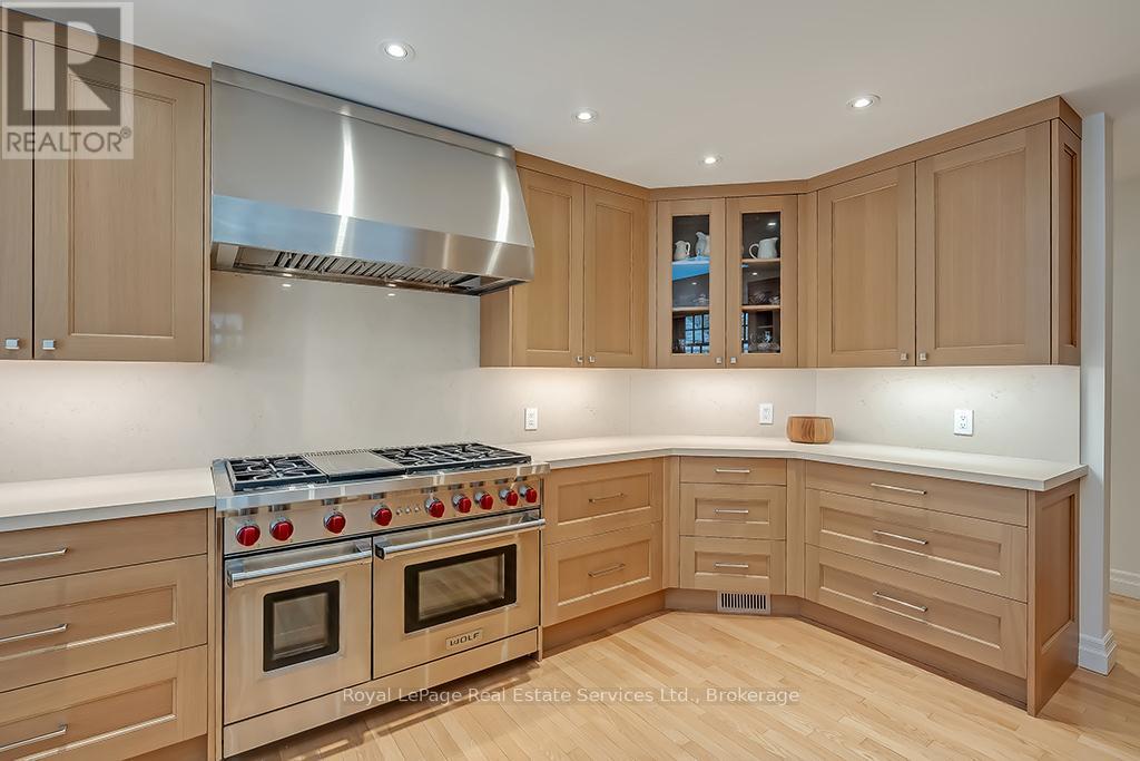 69 Allan Street, Oakville, Ontario  L6J 3M7 - Photo 9 - W12421337