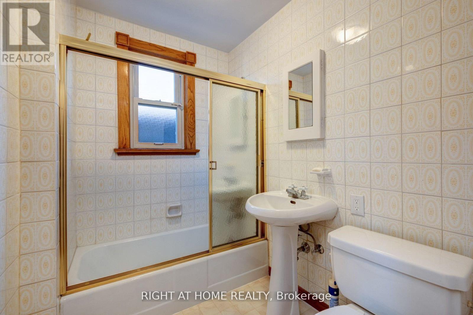 Main - 952 Coxwell Avenue, Toronto, Ontario  M4C 3G3 - Photo 6 - E12696148