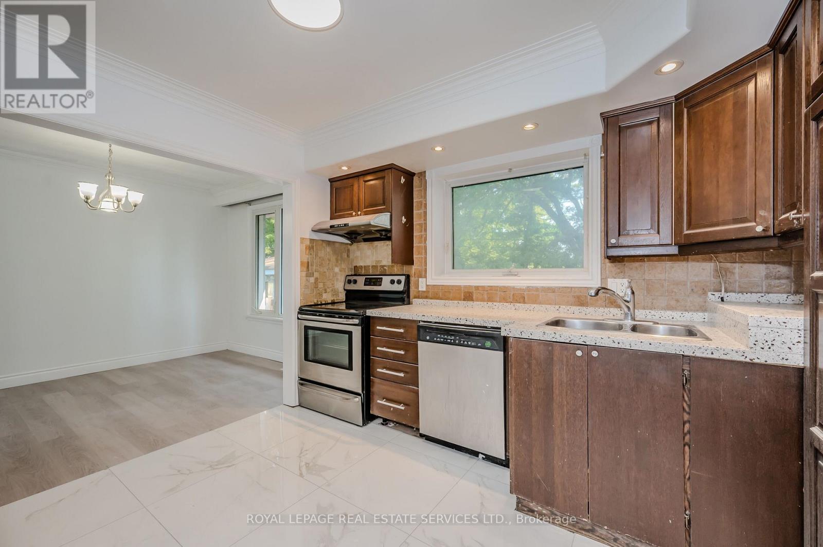 A - 575 Third Line, Oakville, Ontario  L6L 4A8 - Photo 12 - W12696078