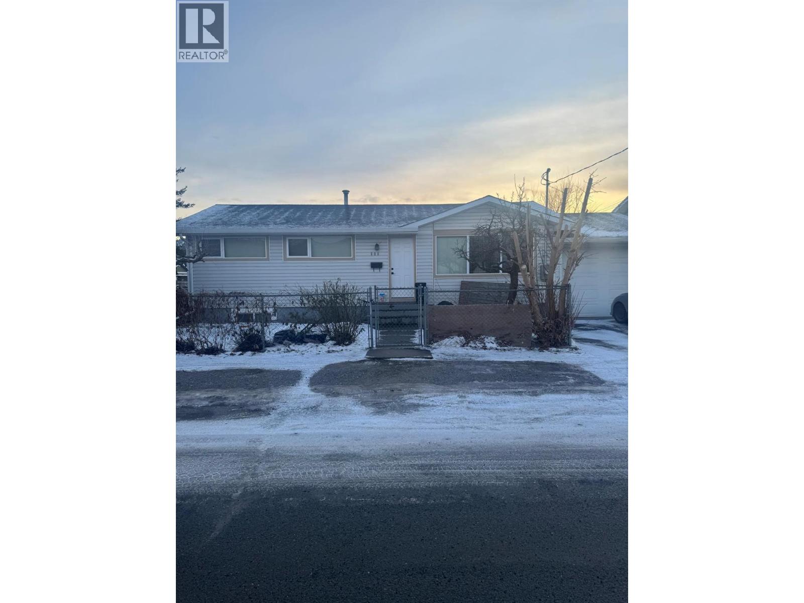 208 Tamarack Avenue, Kamloops, British Columbia V2B 1G7 - Photo 1 - 10372575