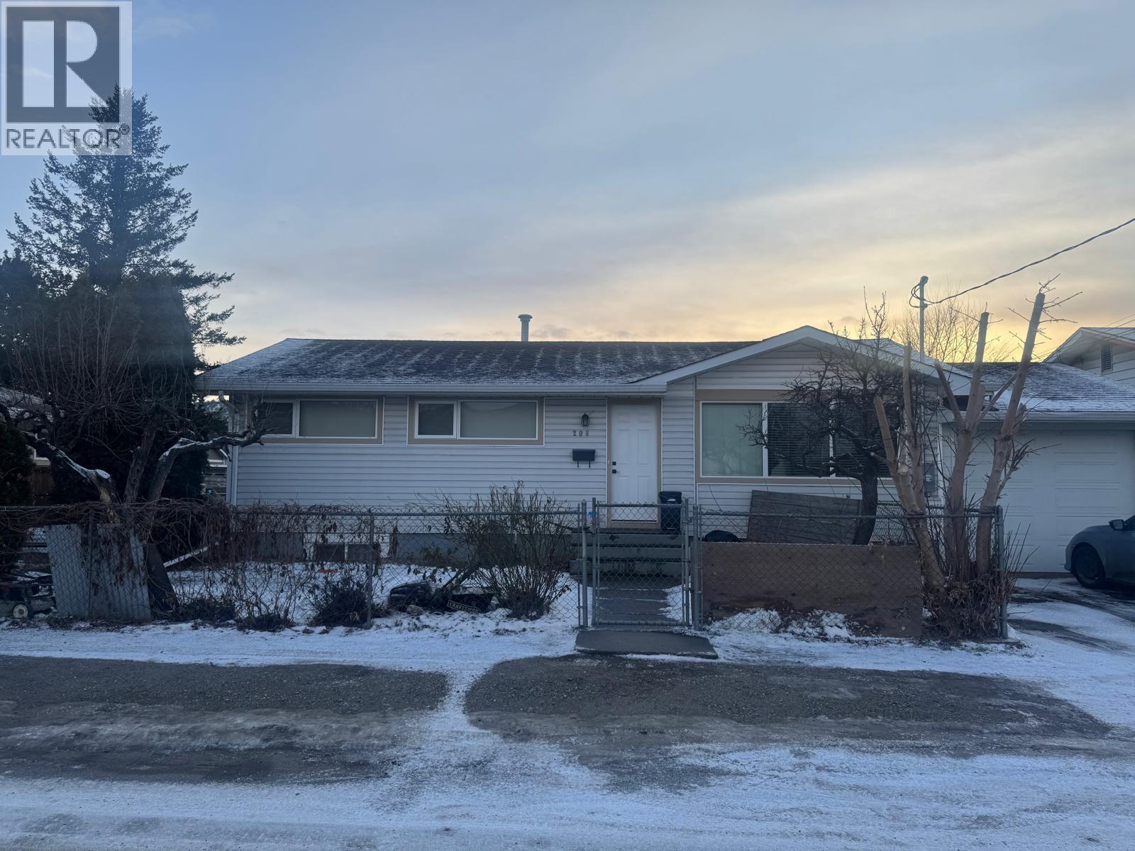 208 Tamarack Avenue, Kamloops, British Columbia V2B 1G7 - Photo 2 - 10372575