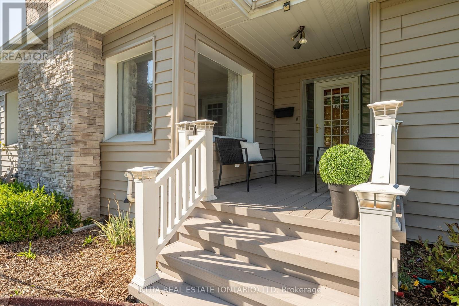 730 Talfourd Street, Sarnia, Ontario  N7T 1R9 - Photo 2 - X12696212