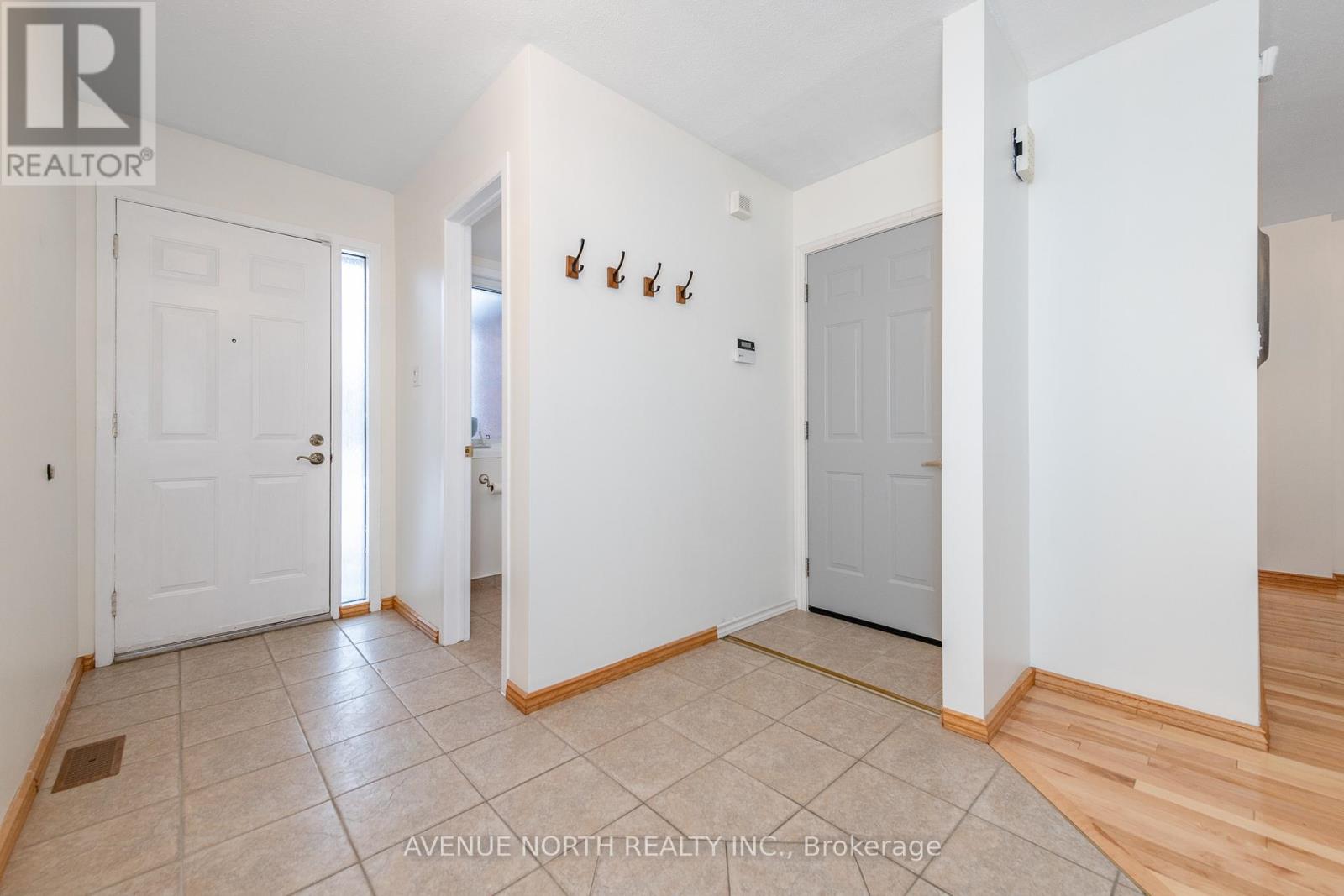 128 Midsummer Terrace, Ottawa, Ontario  K1E 3V3 - Photo 4 - X12696300