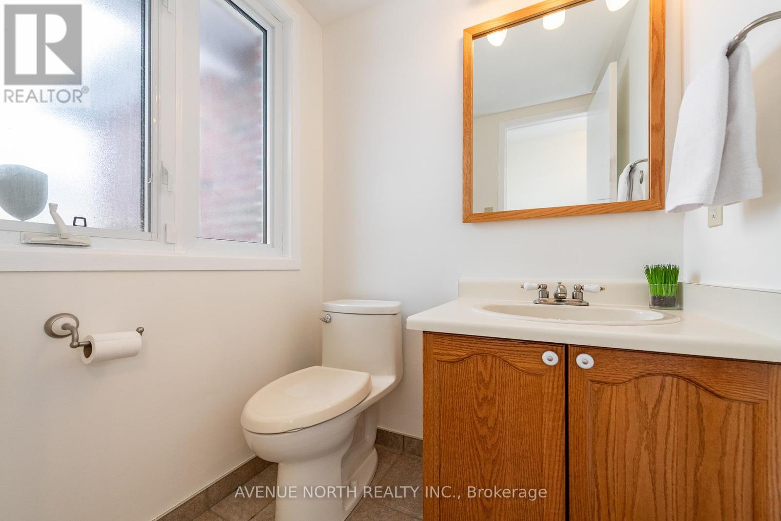 128 Midsummer Terrace, Ottawa, Ontario  K1E 3V3 - Photo 8 - X12696300