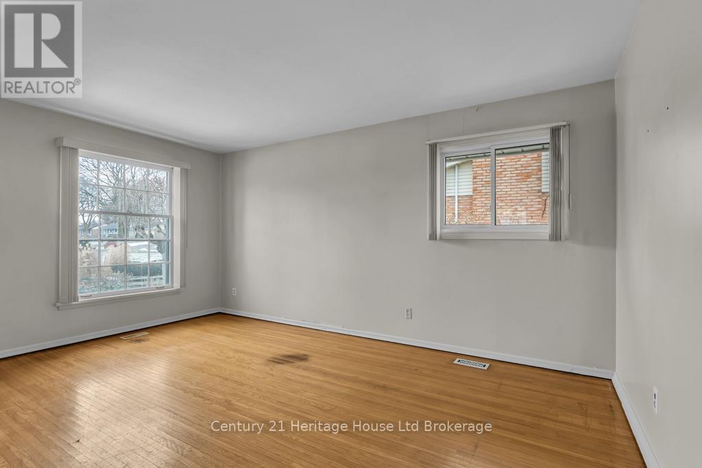 109 Lyndale Crescent, Woodstock, Ontario  N4S 7S8 - Photo 3 - X12696198