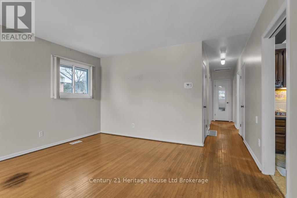 109 Lyndale Crescent, Woodstock, Ontario  N4S 7S8 - Photo 5 - X12696198