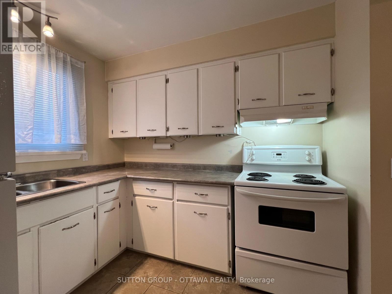 55 Hadley Circle, Ottawa, Ontario  K2H 7Z8 - Photo 9 - X12652632