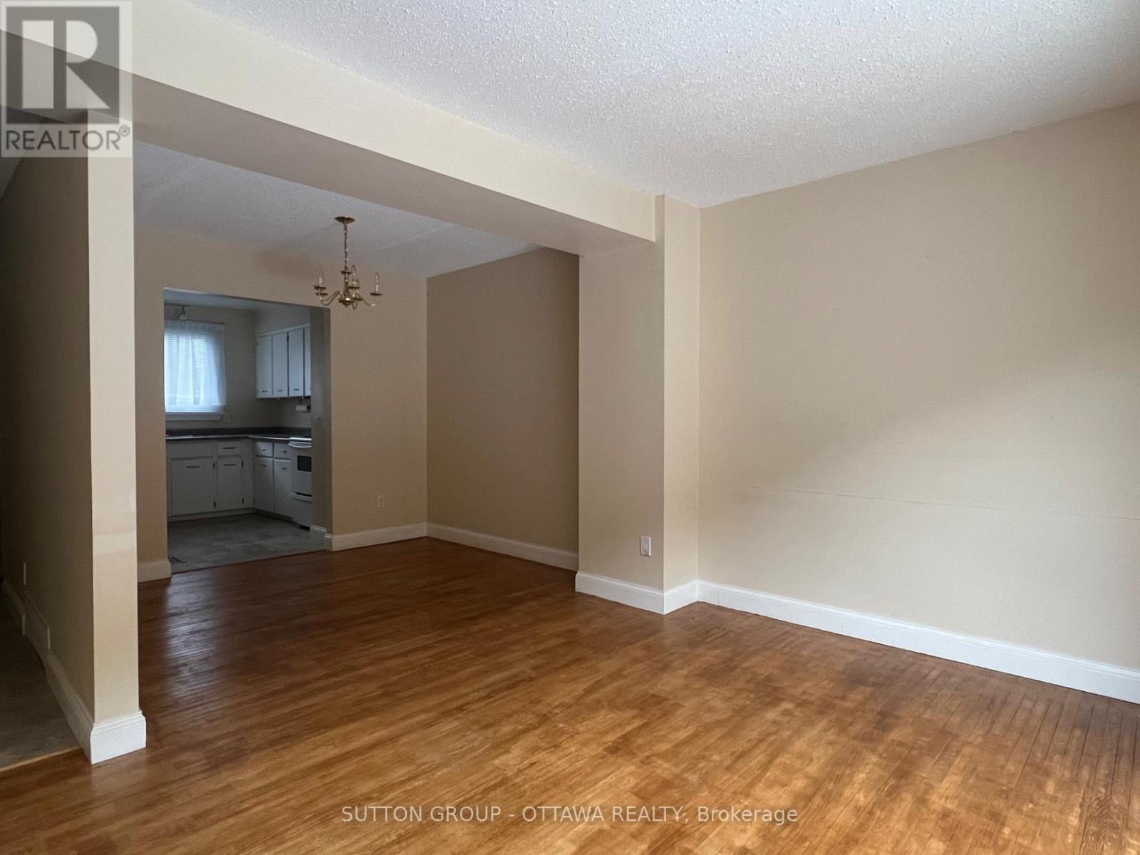 55 Hadley Circle, Ottawa, Ontario  K2H 7Z8 - Photo 6 - X12652632