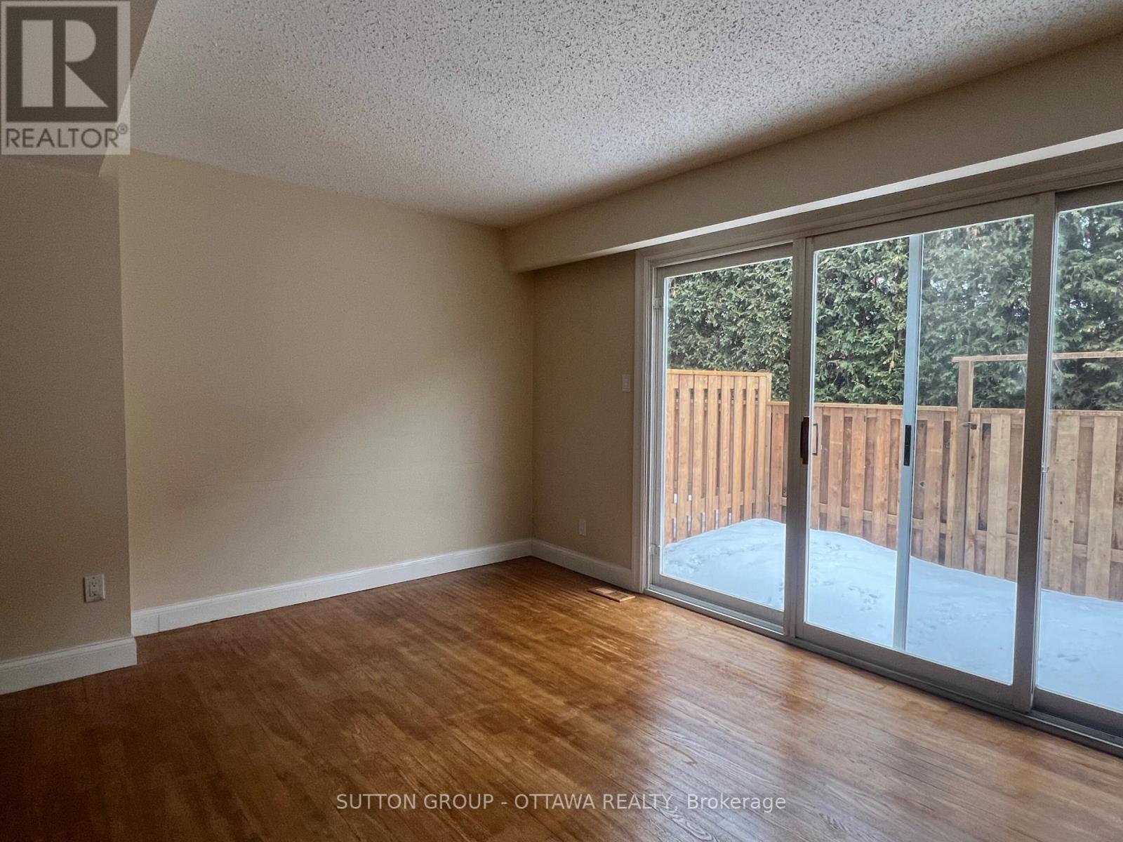 55 Hadley Circle, Ottawa, Ontario  K2H 7Z8 - Photo 5 - X12652632