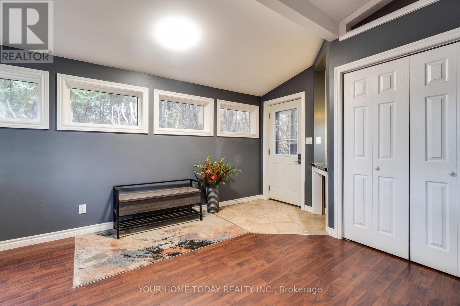 10 Knox Street, Halton Hills, Ontario  L7J 1C7 - Photo 5 - W12696186