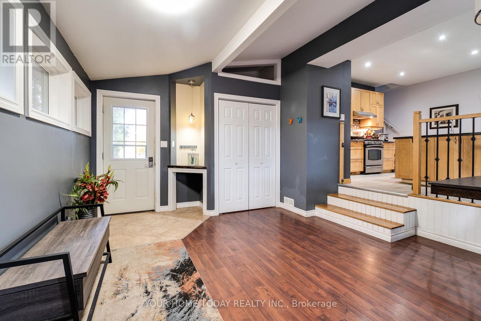 10 Knox Street, Halton Hills, Ontario  L7J 1C7 - Photo 6 - W12696186