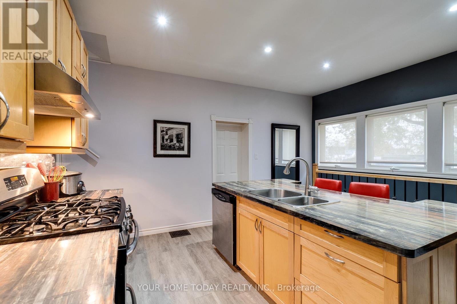 10 Knox Street, Halton Hills, Ontario  L7J 1C7 - Photo 9 - W12696186