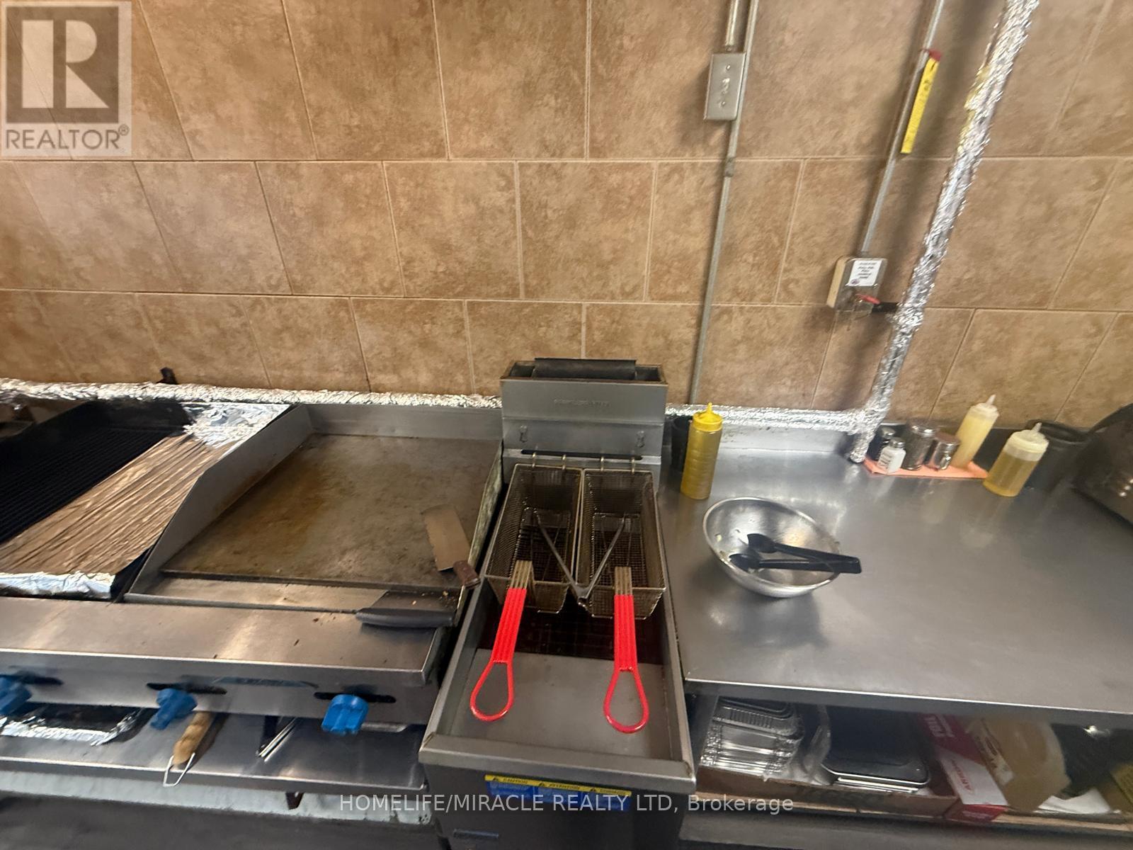 1900 Lakeshore Road W, Mississauga, Ontario  L5J 1J7 - Photo 10 - W12696252