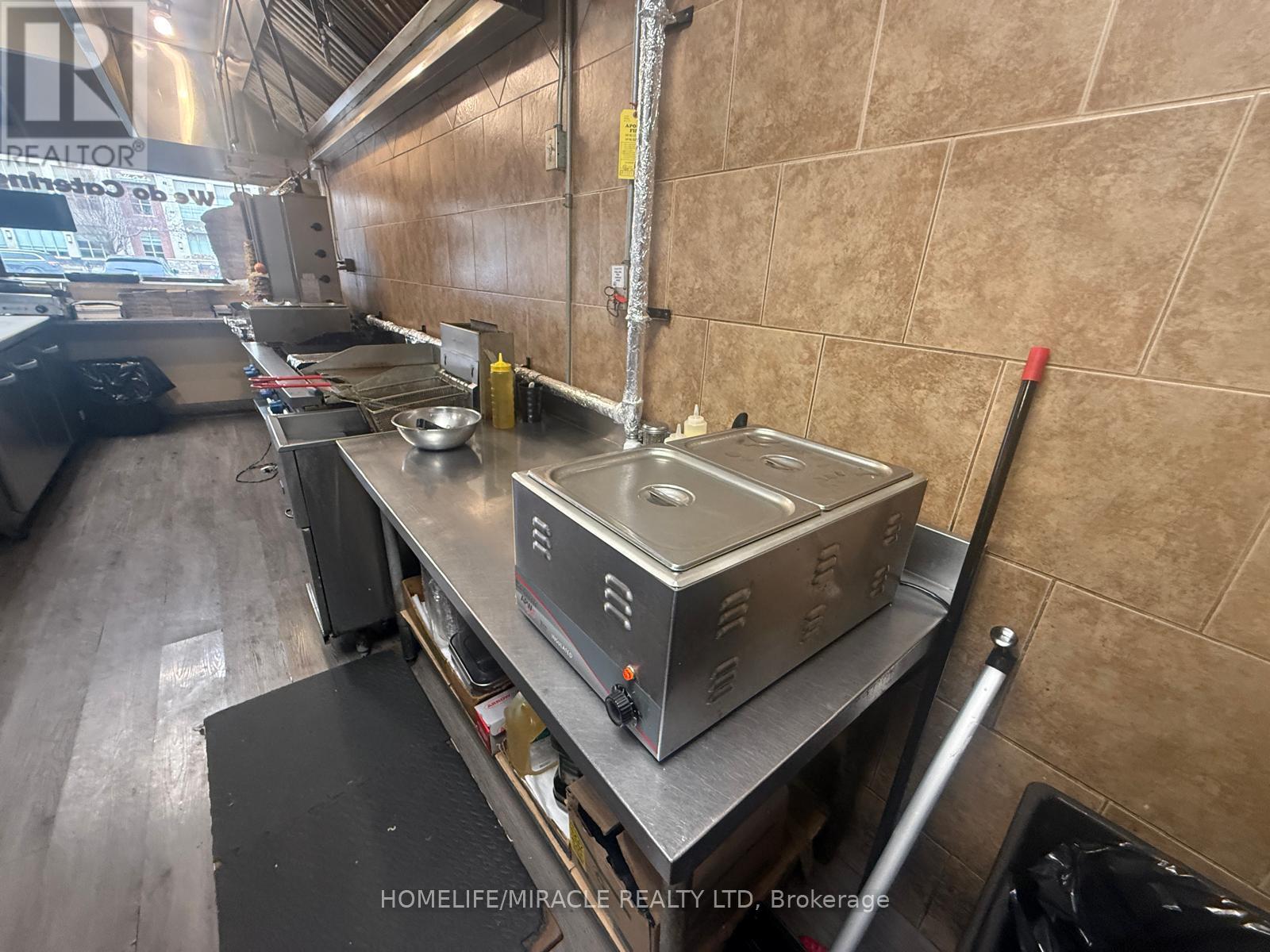 1900 Lakeshore Road W, Mississauga, Ontario  L5J 1J7 - Photo 9 - W12696252