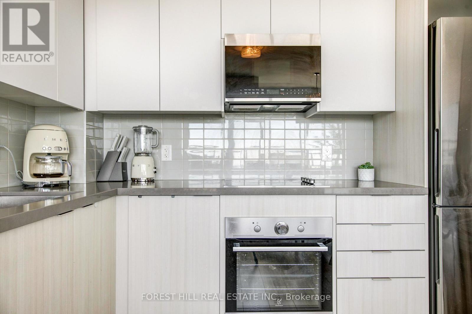 502 - 297 Oak Walk Drive, Oakville, Ontario  L6H 3R6 - Photo 8 - W12696258