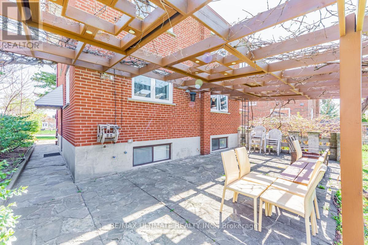 Upper - 198 Cornelius Parkway, Toronto, Ontario  M6L 2K9 - Photo 22 - W12696280