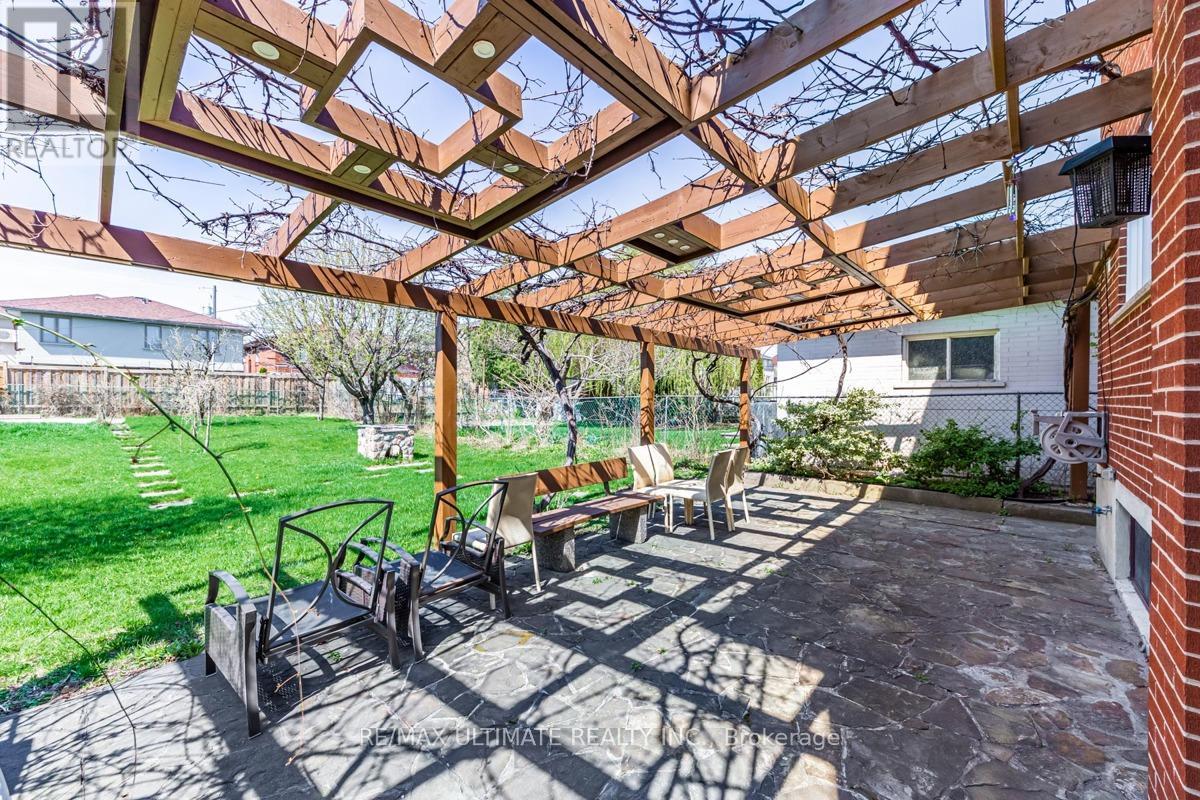 Upper - 198 Cornelius Parkway, Toronto, Ontario  M6L 2K9 - Photo 23 - W12696280