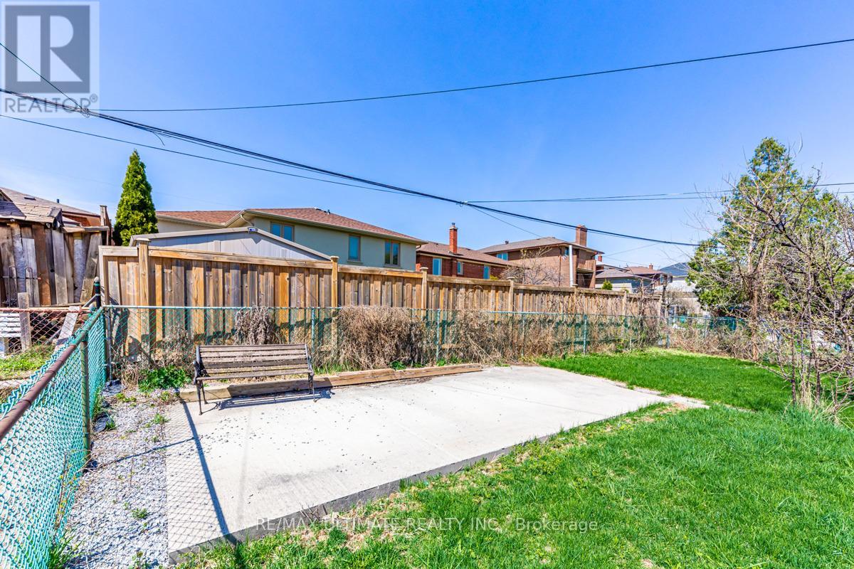 Upper - 198 Cornelius Parkway, Toronto, Ontario  M6L 2K9 - Photo 25 - W12696280