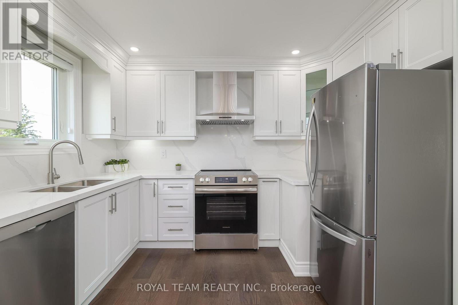 6 Crioline Road, Toronto, Ontario  M6L 2S3 - Photo 11 - W12696308