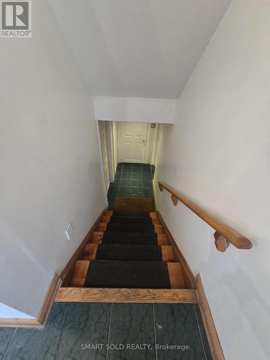 1078 Sawyer Avenue, Mississauga, Ontario  L5E 1K7 - Photo 13 - W12696314